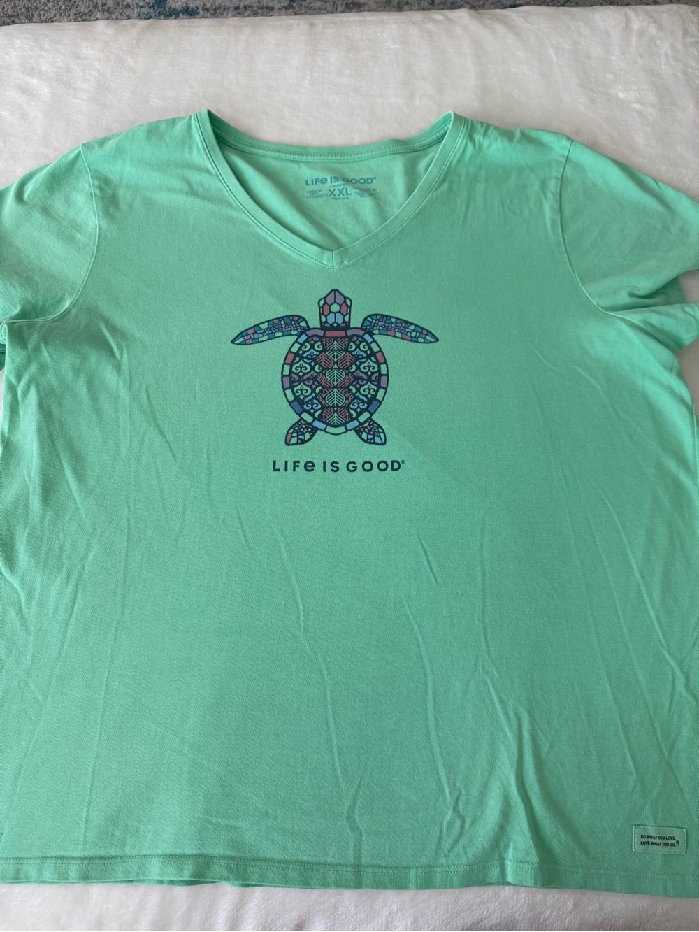 Life is Good V-neck Green t-shirt featuring a colorful mosaic turtle XXL D86